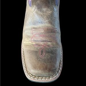 Dan Post Girls square toe cowgirl boots, size 1. Mauve and brown.